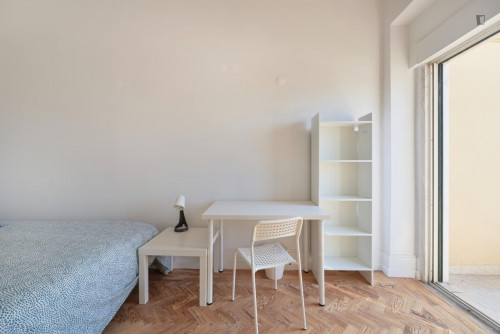 Very cool double bedroom with balcony in Marquês de Pombal area