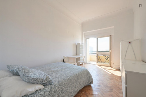 Very cool double bedroom with balcony in Marquês de Pombal area