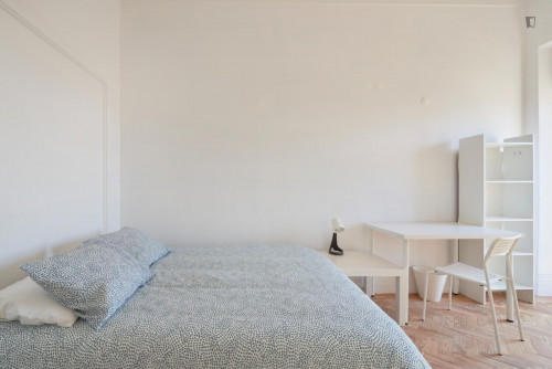 Very cool double bedroom with balcony in Marquês de Pombal area