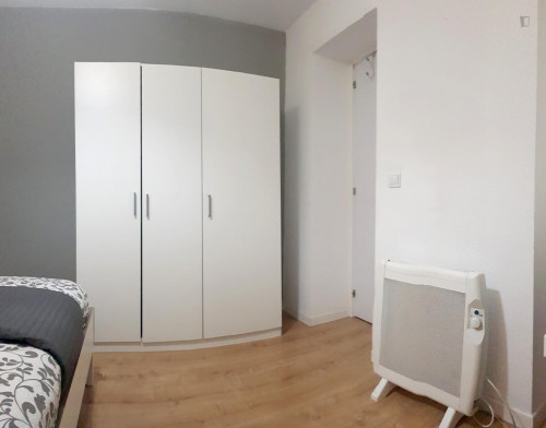 Double bedroom near Real Academia de Belas-Artes de São Fernando - Gallery - 26