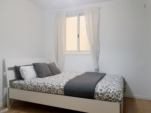 Double bedroom near Real Academia de Belas-Artes de São Fernando - Gallery - 24