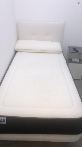 Comfy single bedroom with no window next to Ciutat de les arts i les ciències