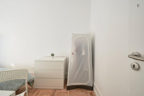 Cool double bedroom close to Marquês de Pombal metro station  - Gallery -  5