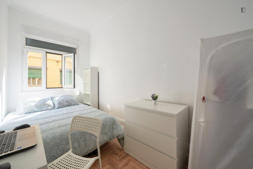 Cool double bedroom close to Marquês de Pombal metro station