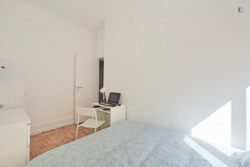 Cool double bedroom close to Marquês de Pombal metro station