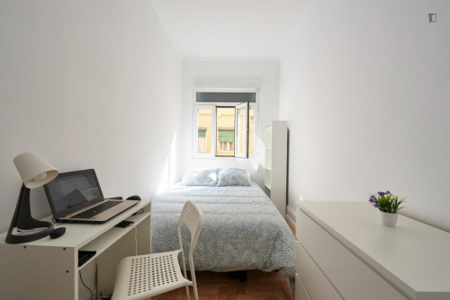 Cool double bedroom close to Marquês de Pombal metro station