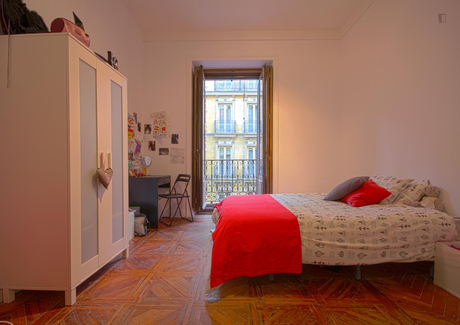 Double bedroom in welcoming apartment in Opera