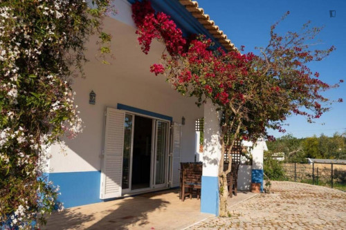 Welcoming 3-bedroom house, with a swimming pool 