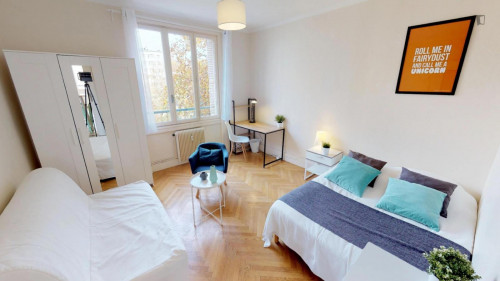 Ample double bedroom near the Garibaldi metro