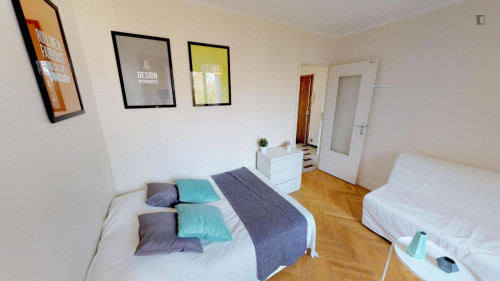 Ample double bedroom near the Garibaldi metro