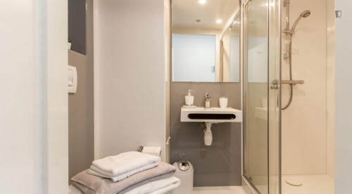 Cosy double ensuite bedroom in a residence close to Landau Forte College Derby