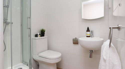 Neat double ensuite bedroom in a residence not far from Canterbury Christ Church University