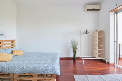 Large double bedroom with a balcony close to Parque da Paz