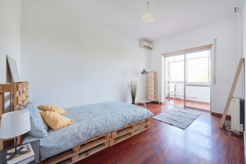 Large double bedroom with a balcony close to Parque da Paz