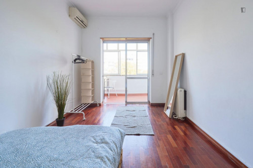Large double bedroom with a balcony close to Parque da Paz