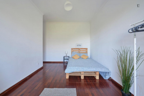 Large double bedroom with a balcony close to Parque da Paz