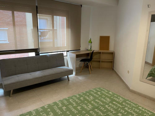 Single bedroom in 7-bedroom apartment