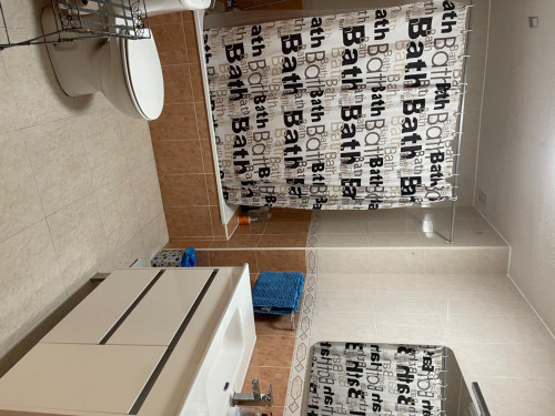 Single bedroom in 7-bedroom apartment