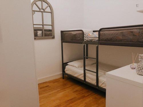 Stylish 4 Bedroom Apartment with Central Heating and Wi-Fi in Vila de Gràcia - Gallery - 14
