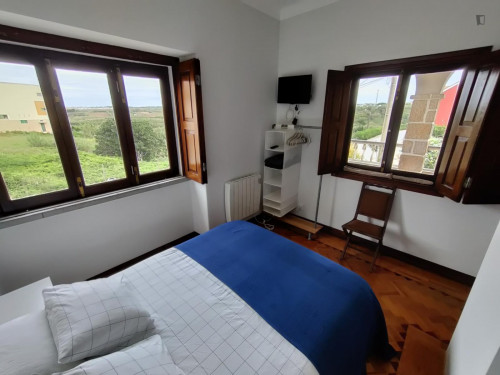 Homely ensuite double-bedroom in a 7-bedroom house near Peniche