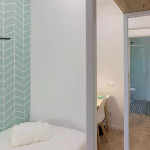 Single Bedroom in 6-bedroom apartment