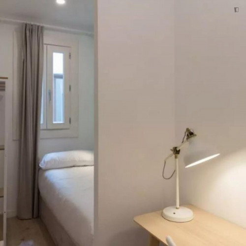 Single Bedroom in 6-bedroom apartment