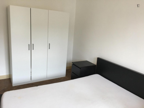 Great double bedroom close to Casa da Música metro station