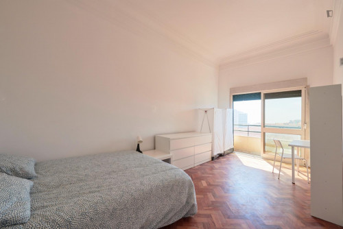 Lovely double bedroom with balcony near the Miradouro Parque Eduardo VII
