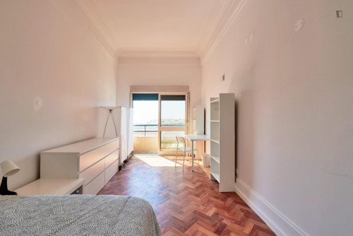 Lovely double bedroom with balcony near the Miradouro Parque Eduardo VII