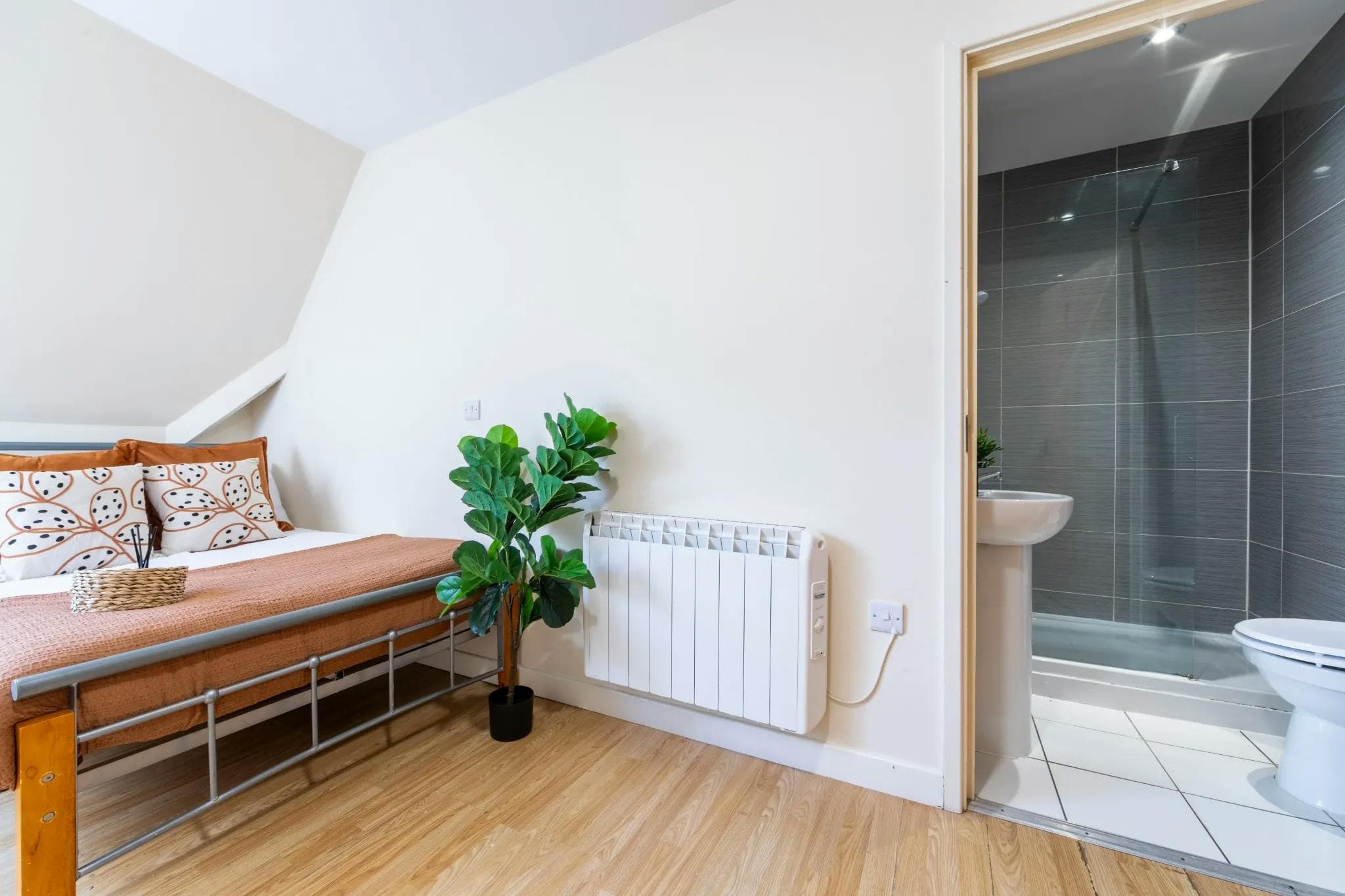 Silver En-Suite - Castle Gate Haus - Gallery - 4