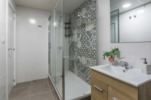 Double bedroom in a large flat, near the Delicias train station