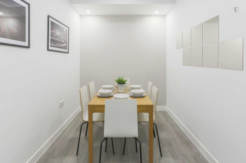 Double bedroom in a large flat, near the Delicias train station