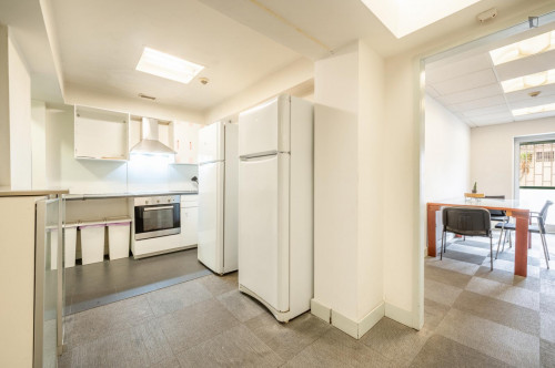 Lovely double bedroom in a 9-Bedroom apartment, close to Marquês de Pombal metro station