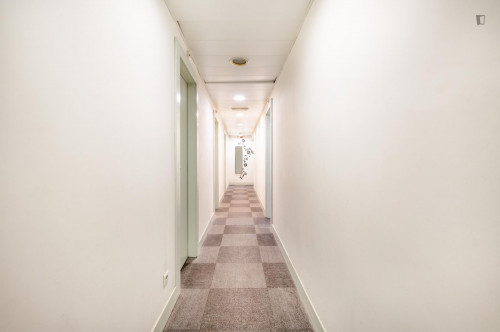 Lovely double bedroom in a 9-Bedroom apartment, close to Marquês de Pombal metro station