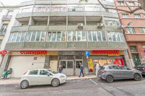 Lovely double bedroom in a 9-Bedroom apartment, close to Marquês de Pombal metro station