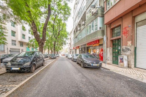 Lovely double bedroom in a 9-Bedroom apartment, close to Marquês de Pombal metro station