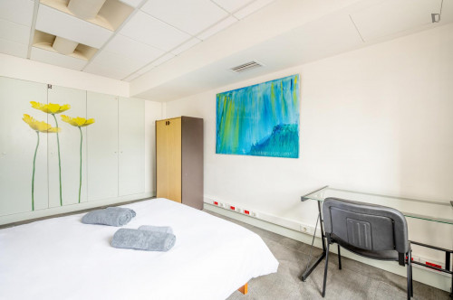 Cool double bedroom in a 9-Bedroom apartment, close to Picoas Metro
