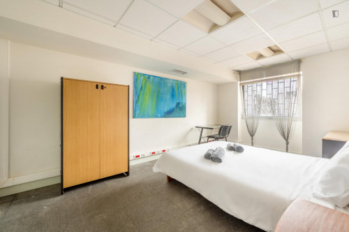 Cool double bedroom in a 9-Bedroom apartment, close to Picoas Metro