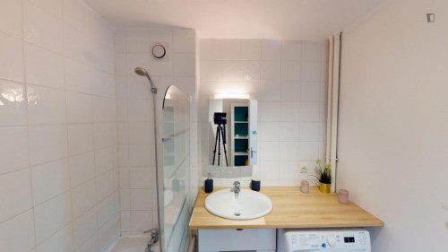 Stylish double bedroom in a 4-Bedroom apartment, near André Malraux Park - Gallery - 10