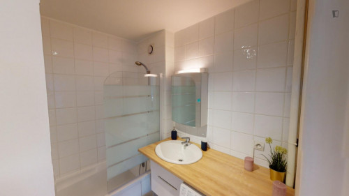 Stylish double bedroom in a 4-Bedroom apartment, near André Malraux Park - Gallery - 11