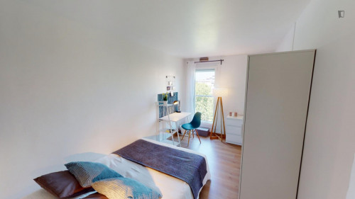 Stylish double bedroom in a 4-Bedroom apartment, near André Malraux Park
