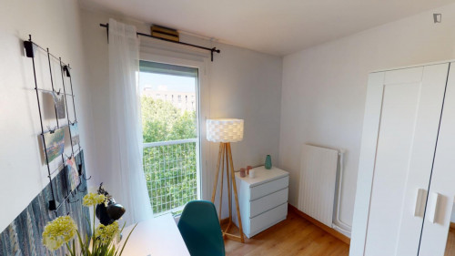 Stylish double bedroom in a 4-Bedroom apartment, near André Malraux Park