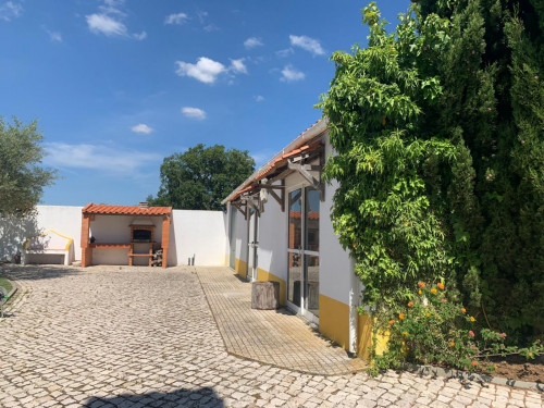 Amazing 3 Bedroom House with a swimming pool close to Setúbal