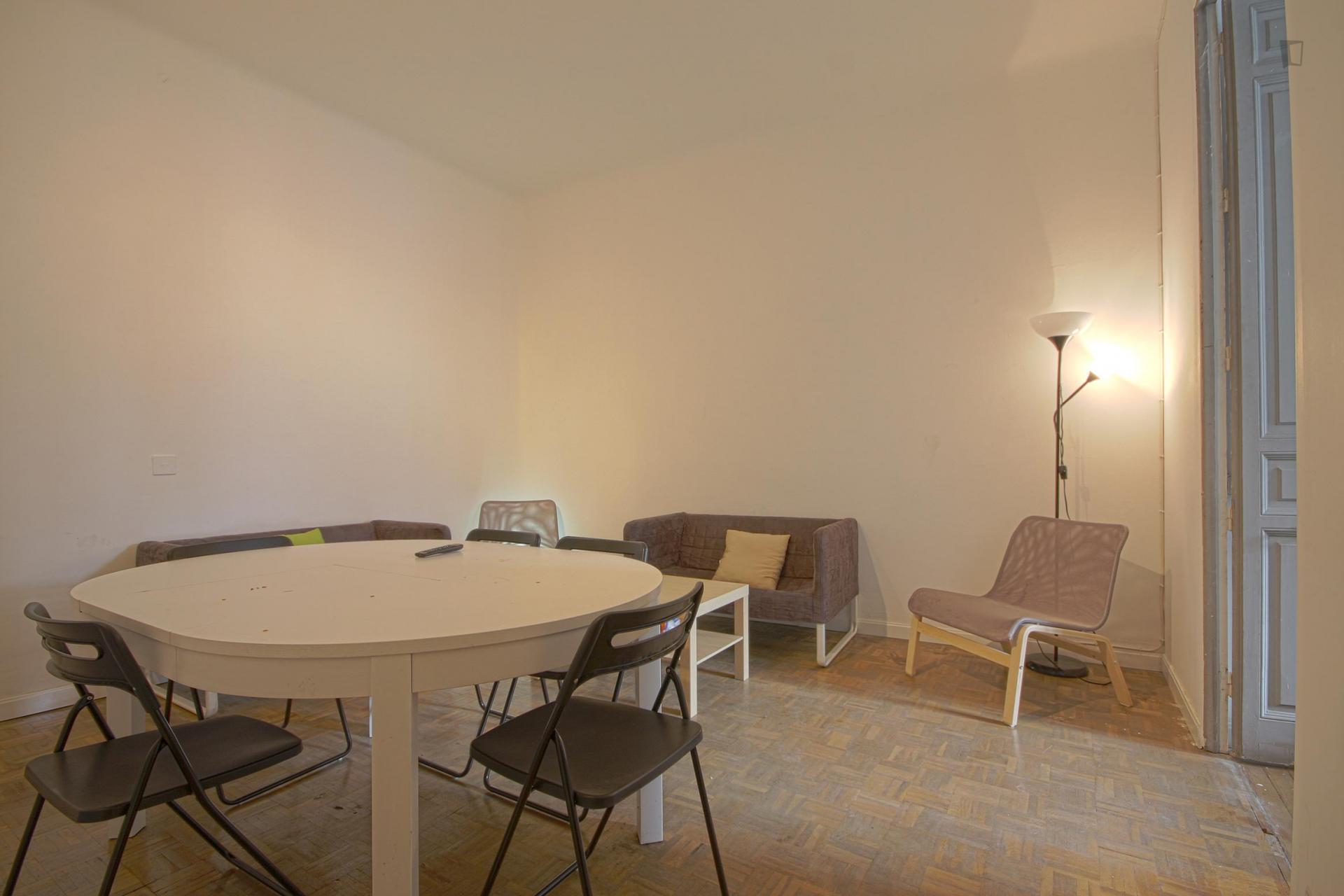 Double bedroom in cool apartment in the nice Opera neighbourhood