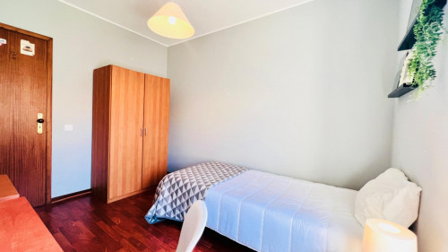Neat single bedroom in Olivais