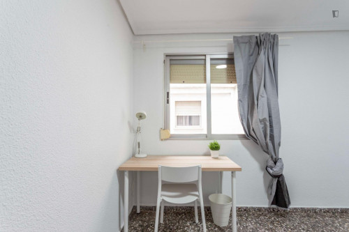 Quiet double bedroom in a 5-Bedroom apartment in Patraix  - Gallery -  5