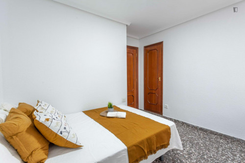 Quiet double bedroom in a 5-Bedroom apartment in Patraix
