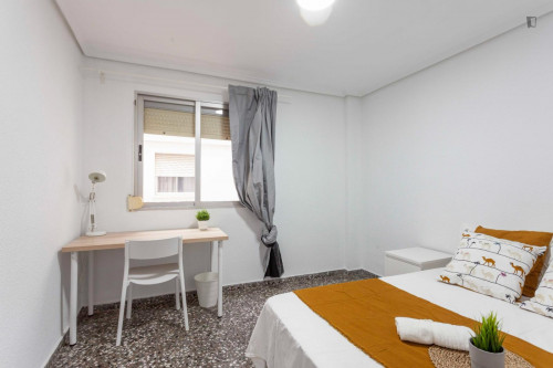 Quiet double bedroom in a 5-Bedroom apartment in Patraix