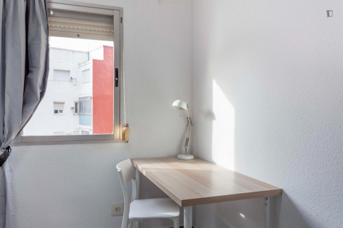 Sunny double bedroom in a 5-Bedroom apartment, close to Safranar metro station