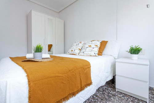 Sunny double bedroom in a 5-Bedroom apartment, close to Safranar metro station